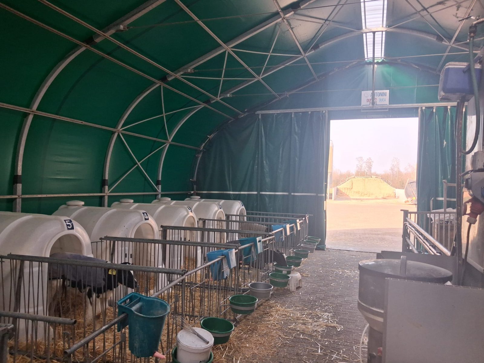 Smart Tentstal ingericht als kalverstal in Enschede